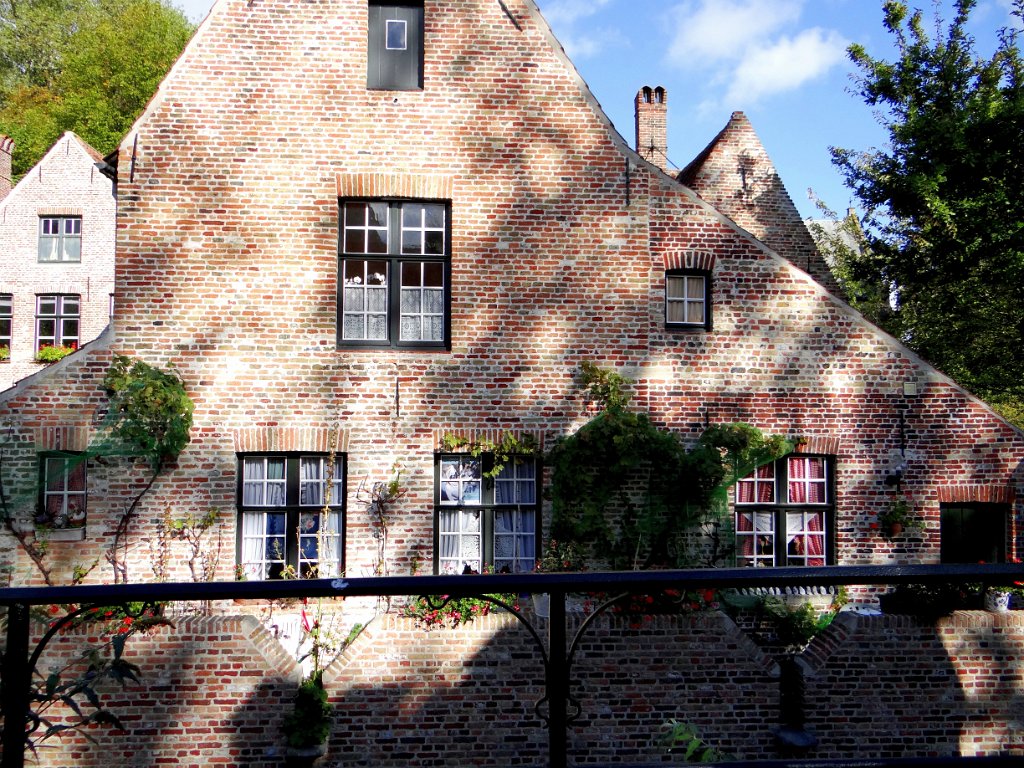 25 Brugge - Il Begijnhof.JPG